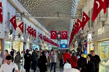 Bursa’da Tarihi Kapalı Çarşı Türk bayraklarıyla donatıldı
