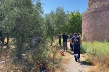 Bursa’da tarihi surların dibinde erkek cesedi bulundu 