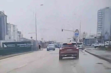 Bursa’da ters yöne giren otomobil paniğe neden oldu 