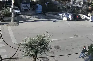 Bursa’da tır, dar sokakta dönüş yaparken giysi toplama kutusuna devirdi
