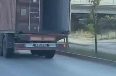 Bursa’da tırın açık kalan dorse kapağı tehlike saçtı
