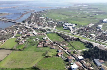 Bursa’da yağışlar göl seviyesini yükseltince evlerin bahçeleri sular altında kaldı 