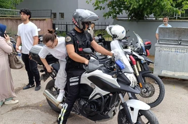 Bursa’da yanlış okula gelen adayların yardımına polis koştu 