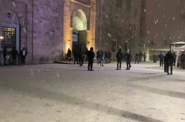 Bursa’da yılın ilk sabah namazı kar altında Ulucami’de kılındı 