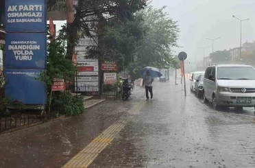 Bursa’da yollar göle döndü, vatandaşlar zor anlar yaşadı 