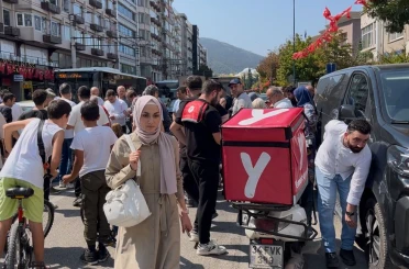 Bursa’da yolun karşısına geçen 2 kadına motosiklet çarptı
