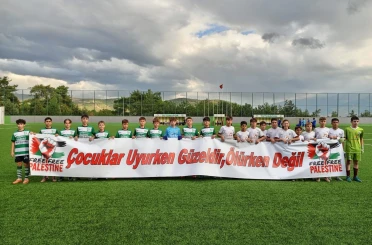 Bursalı futbolcu gençlerden dünyaya mesaj 