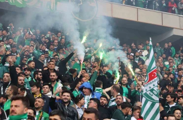 Bursaspor taraftarı Eskişehir tribünlerinde renkli görüntüler oluşturdu 