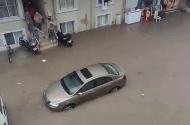 Bursa’yı sağanak vurdu, cadde ve sokaklar sular altında kaldı 