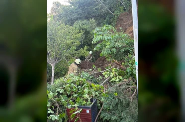 Büyükçekmece Mimar Sinan Sahil’de toprak kayması 