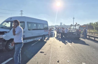 Büyükçekmece’de 2 aracın karıştığı kazada 1’i ağır 4 kişi yaralandı 