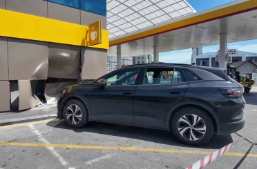 Büyükçekmece’de bir otomobil akaryakıt istasyona daldı 