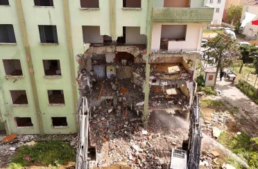 Büyükçekmece’de güvenli kent hedefiyle 40 bağımsız bölümden oluşan 3 riskli yapı yıkıldı 