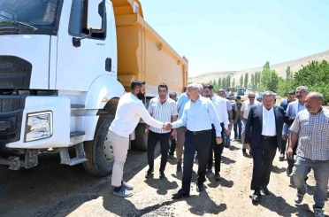 Büyükşehir, 55 mahalleyi birbirine bağlayan yolda standardı yükseltiyor 