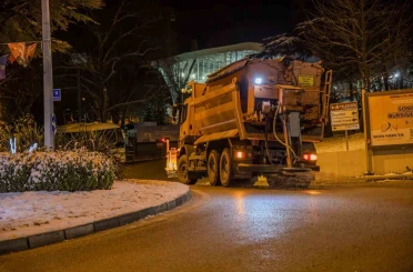 Büyükşehir ekiplerinden kar mesaisi 