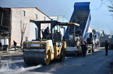 Büyükşehir kendi asfaltını yollarda kullanmaya başladı 