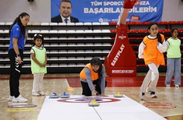 Büyükşehir kız çocuklarını floor curling sporu ile tanıştırdı 