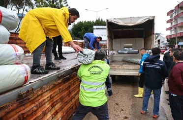 Büyükşehir’den hortum ve fırtınadan zarar gören üreticiye sera naylonu desteği 