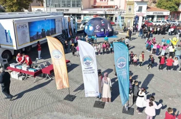 Büyükşehir’in Bilim ve Teknoloji Hizmeti Mobil Dijital Gençlik Merkezinin ilk durağı İncesu oldu 