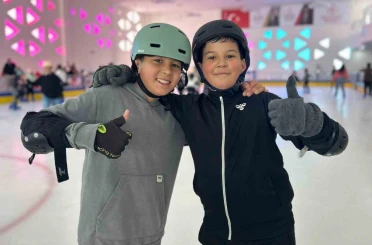 Buz pateni pisti yarıyıl tatilinde çocukların uğrak noktası oldu 