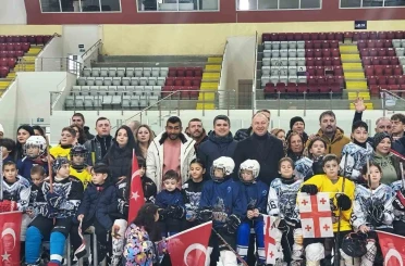 Buzda dostluk rüzgarı esti 