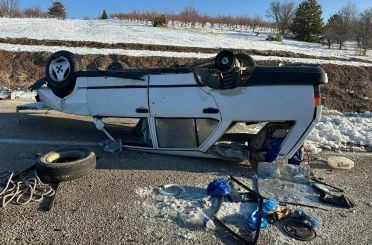 Buzda kayan otomobil takla attı