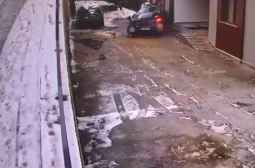 Buzlanan yolda kontrolden çıkan cip sitenin bahçesine uçtu 