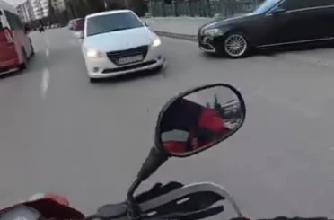 Caddede ters yöne giren otomobil trafiği tehlikeye attı 