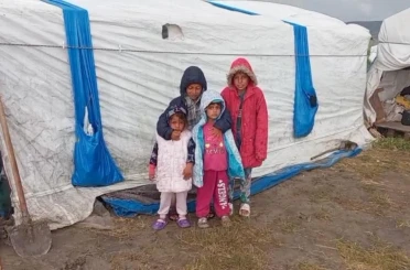 Çadırlarını su basan mevsimlik işçiler yardım bekliyor 