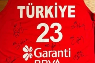 Çağan için milli formasını bağışladı...1 milyon liradan açık artırmaya çıktı 