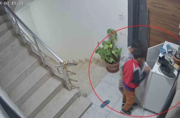 Çalınan ayakkabılarının peşine düşen adam, çocuk hırsızların evinde onlarca ayakkabıyla karşılaştı 