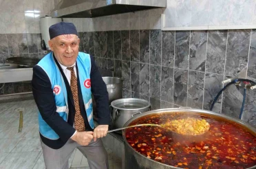 Cami cemaatinin dayanışmasıyla günlük bin 500 kişiye iftar veriliyor 