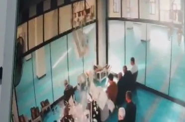 Caminin tavan alçısı cemaatin üstüne düştü 