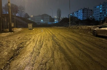 Çamur içinde olan yol temizlenip onarım bekliyor 