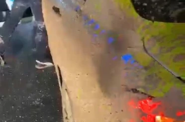 Çamura sapladıkları taksi sürücüsünü darp edip kaçtılar 