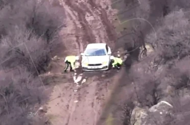 Çamura saplanan sürücünün imdadına polisler yetişti