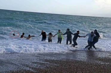 Can pazarının yaşandığı sahilde boğulan genç yüzündeki egzama için denize girmiş