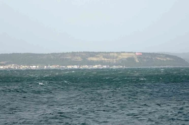 Çanakkale Boğazı fırtına nedeniyle trafiğe kapandı 