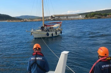Çanakkale Boğazı’nda makine arızası yapan tekne yedeklenerek çekildi 
