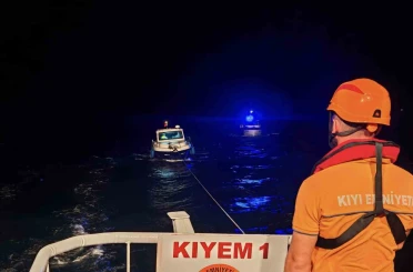 Çanakkale Boğazı’nda sürüklenen tekne kurtarıldı 