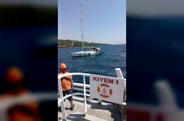 Çanakkale Boğazı’nda sürüklenen tekne kurtarıldı 