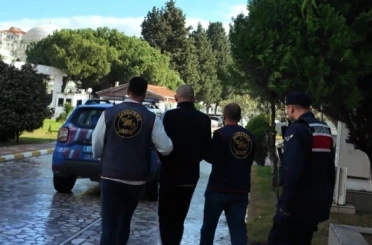 Çanakkale’de 15 yıl hapis cezası ile aranan şahıs saklandığı evde yakalandı 