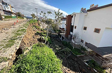 Çanakkale’de yağışlar sebebiyle bir sitenin istinat duvarı çöktü 