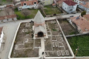 Çandır’daki 5 asırlık türbe tarihe ışık tutuyor 