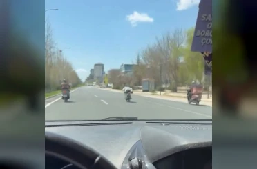 Canını hiçe sayıp motosikleti üzerine uzanarak sürdü 