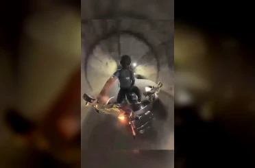 Cankurtaran Tüneli içinde tehlikeli anlar: Şerit ihlali yapan otomobilin motosiklete teması kamerada 