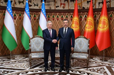Caparov’dan Mirziyoyev’e birinci derece "Manas" nişanı 