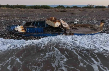 Caretta cerattaların yuvalama alanındaki kıyıya batık tekne vurdu 