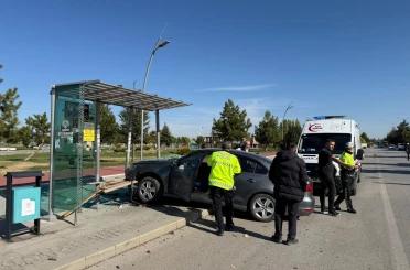 Çarpışan otomobilden birisi durağa daldı: Otobüs bekleyen şahıs yaralandı