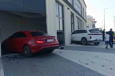 Çarpışan otomobiller hızını alamayıp iki ayrı kapıdan iş yerine girdi o anlar güvenlik kamerasına yansıdı 